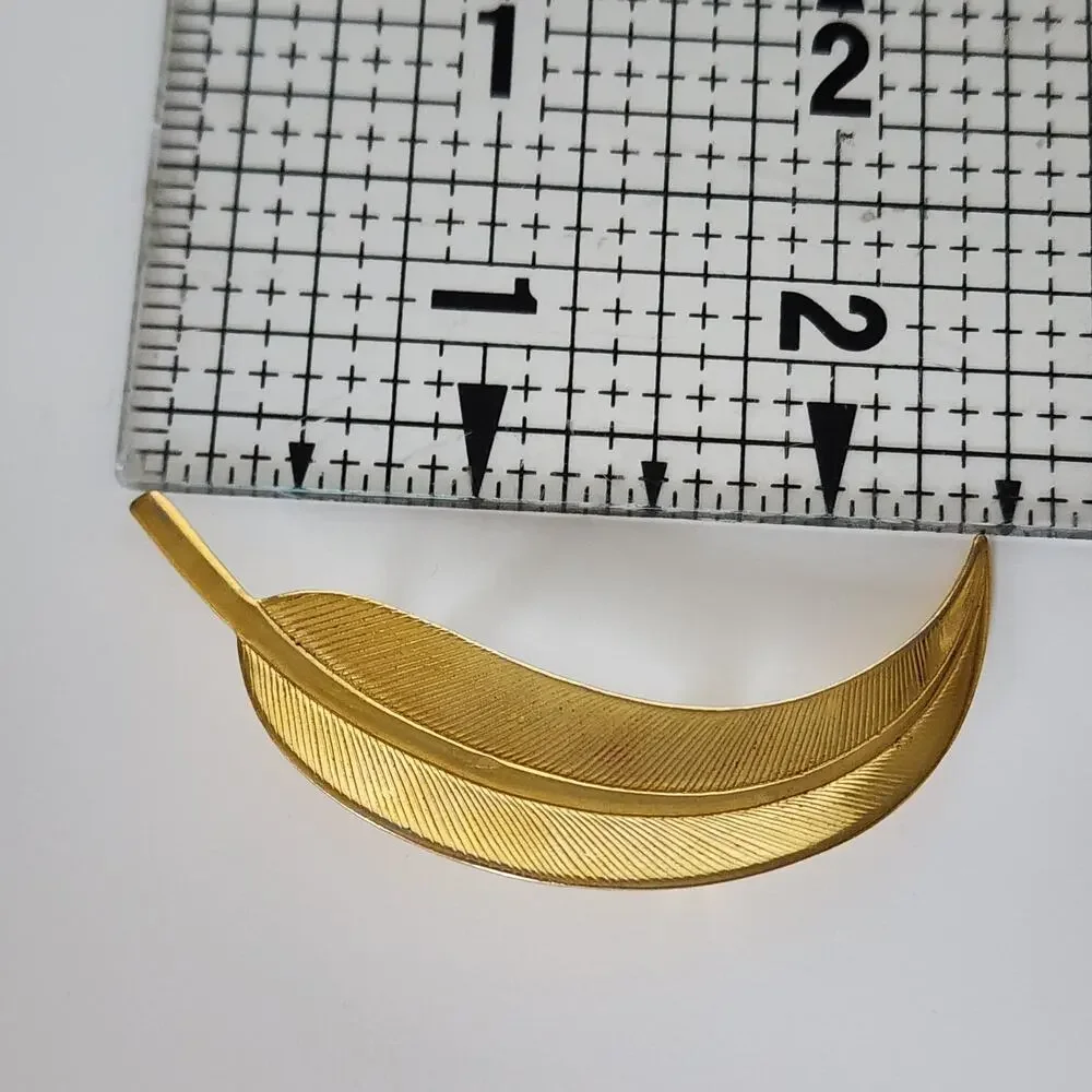 Vintage gold tone thin leaf shaped pin‎ brooch